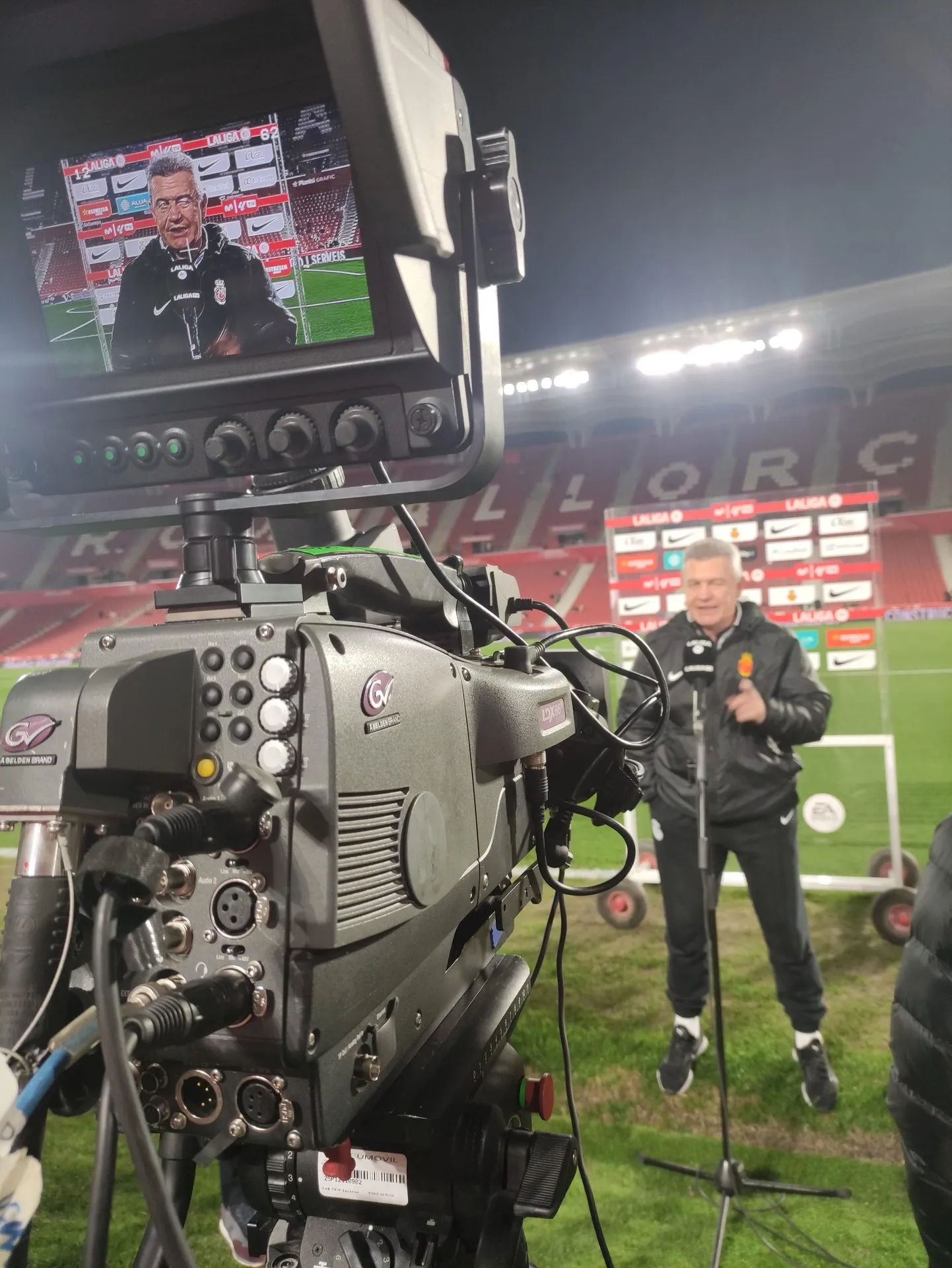 Estadio iluminado durante una retransmisión nocturna