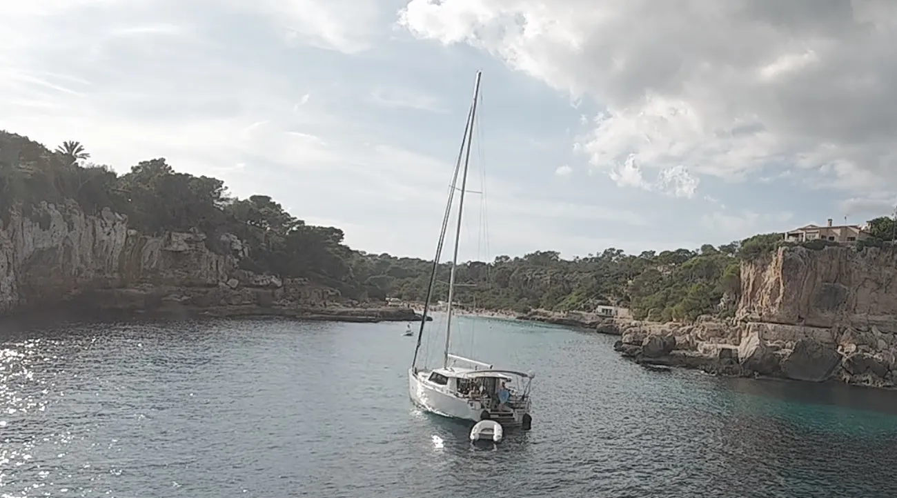 Embarcación navegando frente a la costa de Mallorca, desde el drone